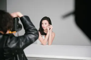 张柏芝淡雅知性广告花絮图片_3