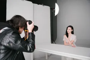 张柏芝淡雅知性广告花絮图片_5