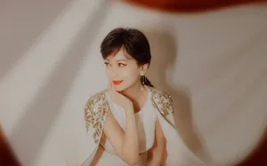 赵雅芝白色长裙刺绣披肩优雅写真