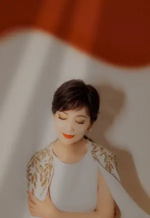 赵雅芝白色长裙刺绣披肩优雅写真_2