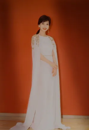 赵雅芝白色长裙刺绣披肩优雅写真_4