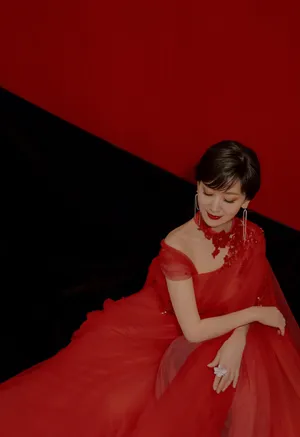 赵雅芝红色长裙香肩性感写真_4