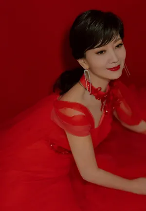 赵雅芝红色长裙香肩性感写真_5