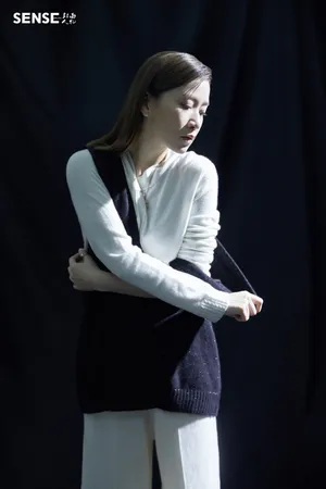 佘诗曼美丽动人杂志封面图片_3