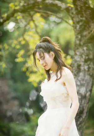 李若彤小露香肩纯洁迷人写真