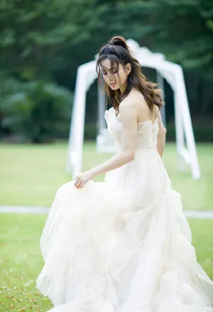 李若彤小露香肩纯洁迷人写真_3