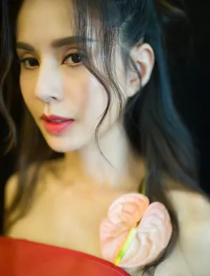 李若彤一袭红裙迷人性感写真