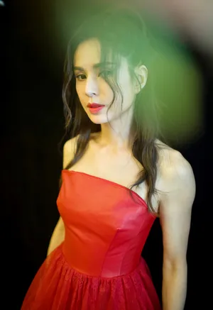 李若彤一袭红裙迷人性感写真