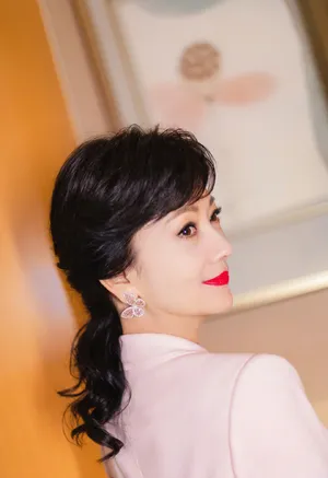 赵雅芝粉色流苏羽毛裙气质写真图片_7