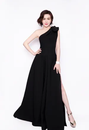 关之琳黑色高开叉礼服性感图片