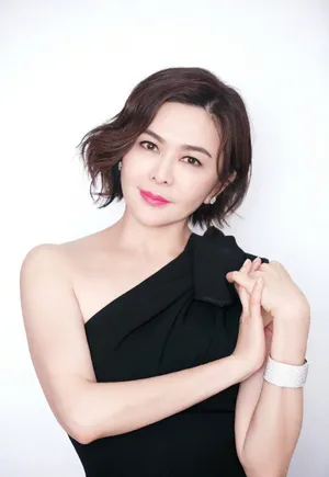 关之琳黑色高开叉礼服性感图片_5