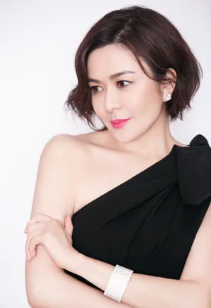 关之琳黑色高开叉礼服性感图片_6