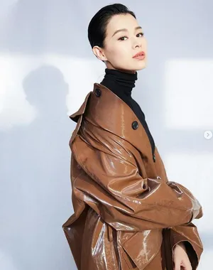 胡杏儿皮质风衣性感迷人写真