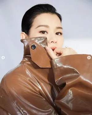 胡杏儿皮质风衣性感迷人写真_3