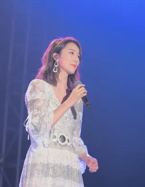 李亚男新加坡演唱会性感图片
