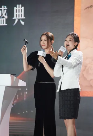 佘诗曼黑色高开叉礼裙气质性感图片_9
