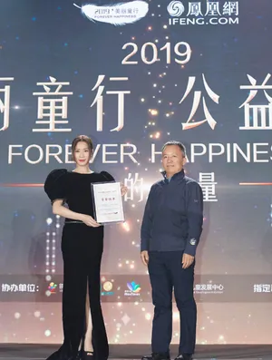 佘诗曼黑色高开叉礼裙气质性感图片_11