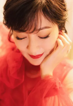 赵雅芝红色纱裙端庄美艳写真_2