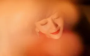赵雅芝红色纱裙端庄美艳写真_3