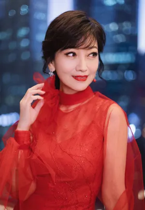 赵雅芝红色纱裙端庄美艳写真_7