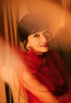 赵雅芝红色纱裙端庄美艳写真_8
