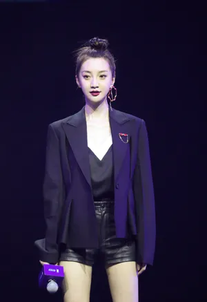 郑雅文酷美西装写真图片_8