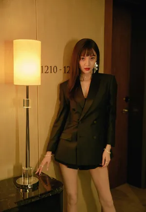 郑雅文西装短裙妩媚写真图片_3