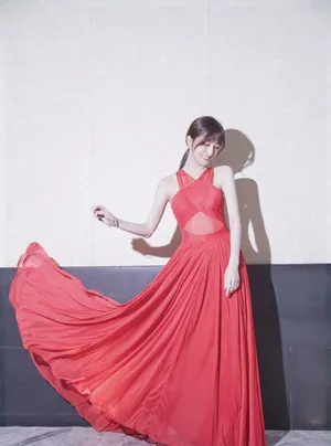 郑雅文红裙性感写真图片_1