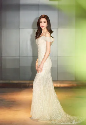 李若彤香肩锁骨曲线诱人写真图片