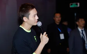 陈伟霆清爽帅气宠爱路演照图片_4