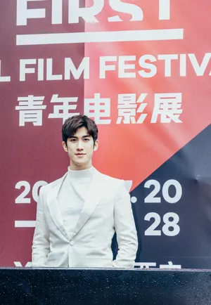 李治廷白色西服帅气活动照图片_7