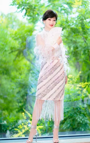 赵雅芝蕾丝配亮片裙性感气质写真