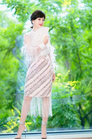 赵雅芝蕾丝配亮片裙性感气质写真_3