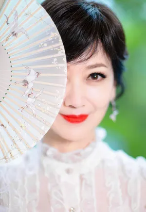 赵雅芝蕾丝配亮片裙性感气质写真_4