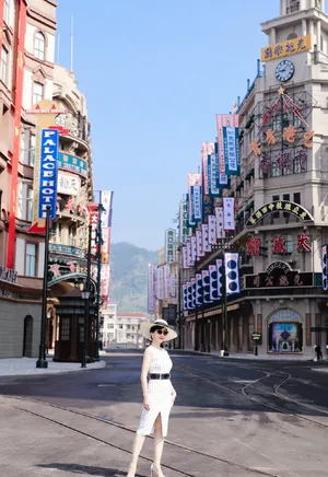 赵雅芝优雅气质旅拍照图片_1