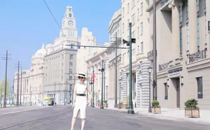 赵雅芝优雅气质旅拍照图片_2
