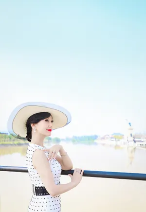 赵雅芝优雅气质旅拍照图片_3
