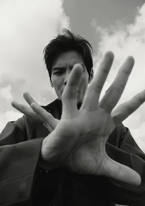 向佐秋季男友风写真图片