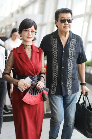 赵雅芝优雅气质机场街拍图片_6