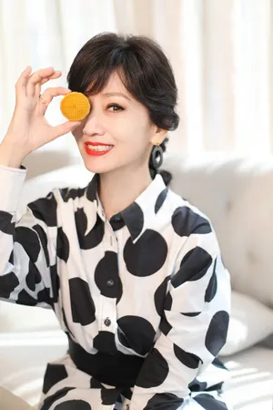 赵雅芝艳丽红唇性感图片_2