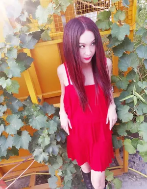 温碧霞红色吊带裙妖娆性感图片_2