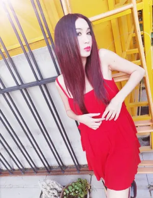 温碧霞红色吊带裙妖娆性感图片_3