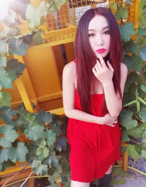 温碧霞红色吊带裙妖娆性感图片_5