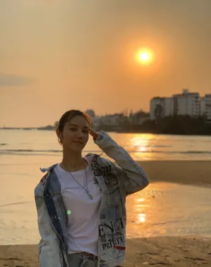 林峯女友张馨月唯美沙滩照图片_2