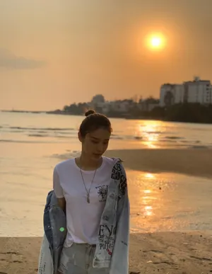 林峯女友张馨月唯美沙滩照图片_3