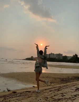 林峯女友张馨月唯美沙滩照图片_4