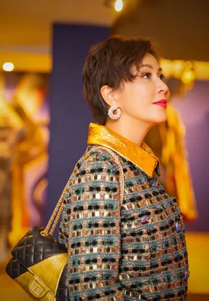 刘嘉玲全新短发气质性感写真_3