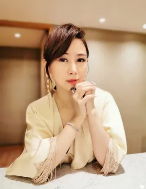 翁虹性感气质写真图片