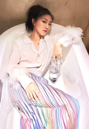 颜卓灵彩虹裙优雅写真图片