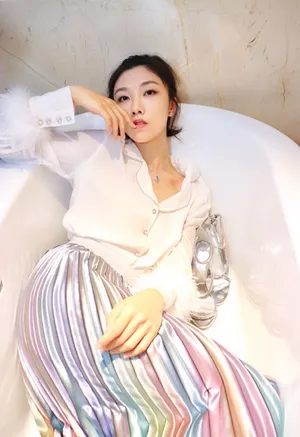 颜卓灵彩虹裙优雅写真图片_2